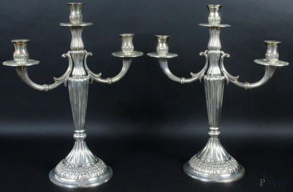 Coppia di candelabri a tre fiamme in argento sbalzato e cesellato, altezza 38 cm, peso lordo gr. 1830