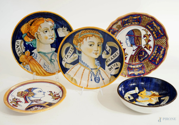 Lotto di cinque piattini in maiolica policroma, Pesaro e Gualdo Tadino, XX secolo, decori di gusto rinascimentale raffiguranti volti e profili femminili, diam max cm 18