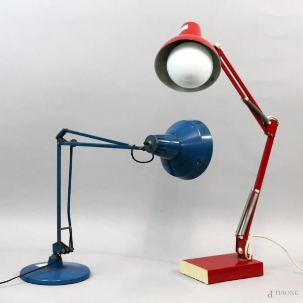 Lotto composto da due lampade da tavolo in metallo laccato blu e rosso, alt. max cm 80, (difetti, un filo elettrico reciso e meccanismi da revisionare).