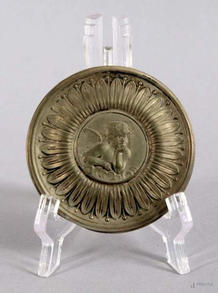 Placca in argento sbalzato, raffigurante putto, diametro 8,5 cm.