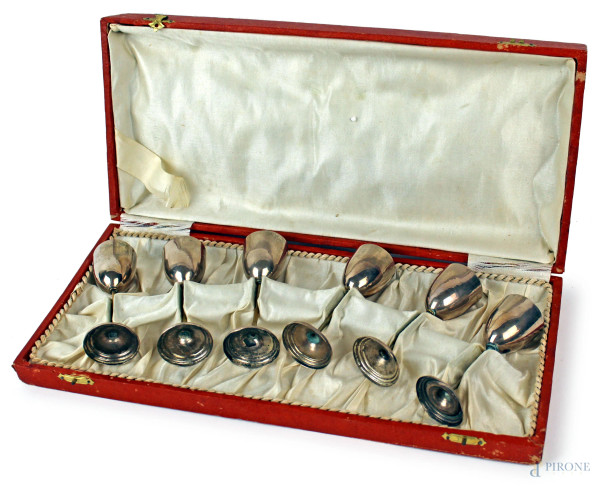 Lotto di sei bicchierini  da liquore in metallo argentato, misure massime cm h 9,5, XX secolo,  entro custodia, (difetti).