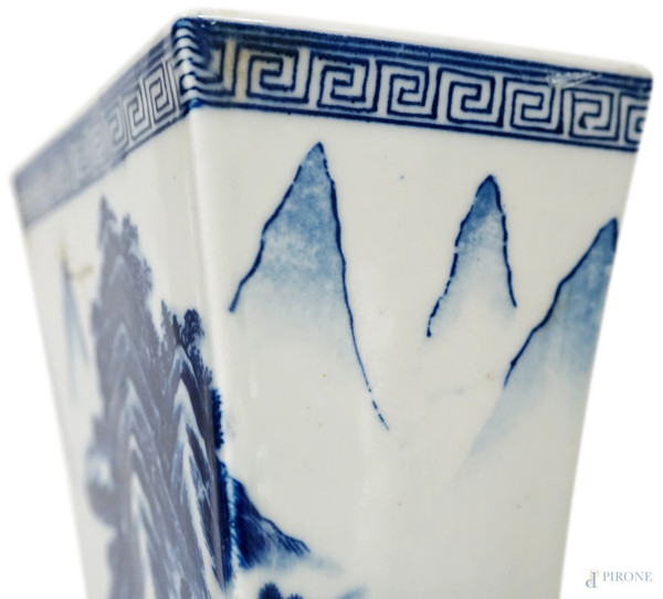 Vaso in porcellana bianca e blu, corpo di linea mossa a sezione rettangolare dipinto a paesaggi l...