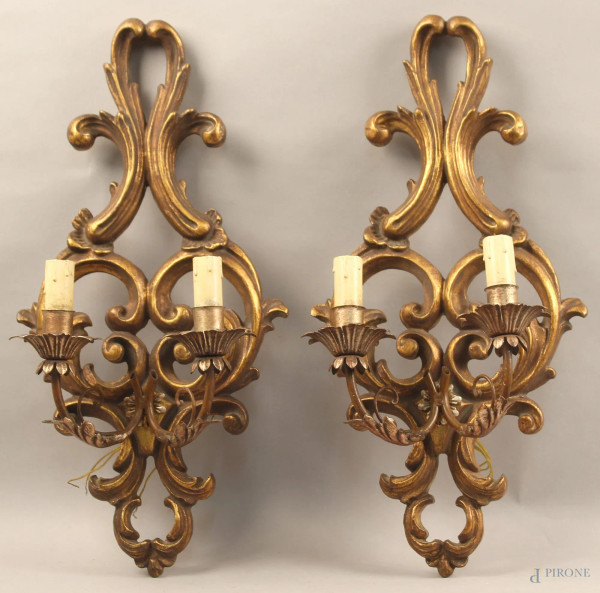 Coppia appliques a due luci in legno intagliato e dorato, XX sec, h. 52 cm.
