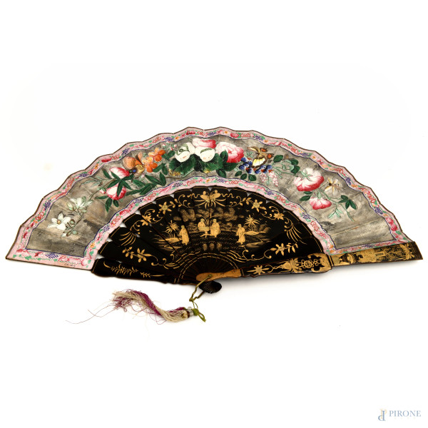 Ventaglio in carta dipinta, decoro raffigurante scene di volatili e  figure orientali; al retro decorazione di ffiori con farfalle, cm 25x46,5,  inizi del XX secolo, (difetti)
