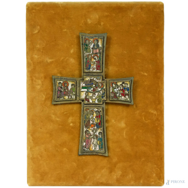 Croce ripartita in bronzo e smalti policromi con decori raffiguranti scene della vita di Cristo, metà del XX secolo, cm 19x13, (difetti)