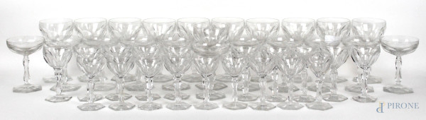 Servizio di bicchieri in cristallo, composto da 11 coppe da champagne, 11 bicchieri da acqua, 10 calici da vino, 9 bicchierini da liquore, (difetti, servizio incompleto), XX secolo