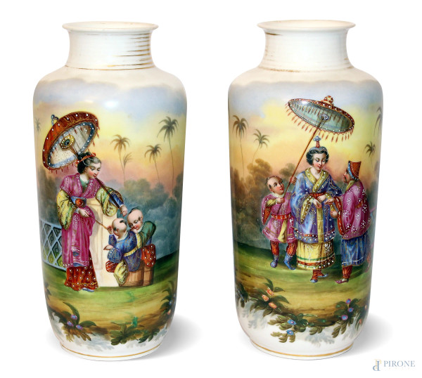 Coppia di vasi in porcellana a decoro di paesaggi con figure orientali, h. cm 37.