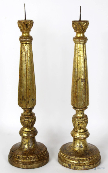 Coppia di candelieri in legno intagliato e dorato, altezza cm. 50, inizi XIX secolo, (difetti).