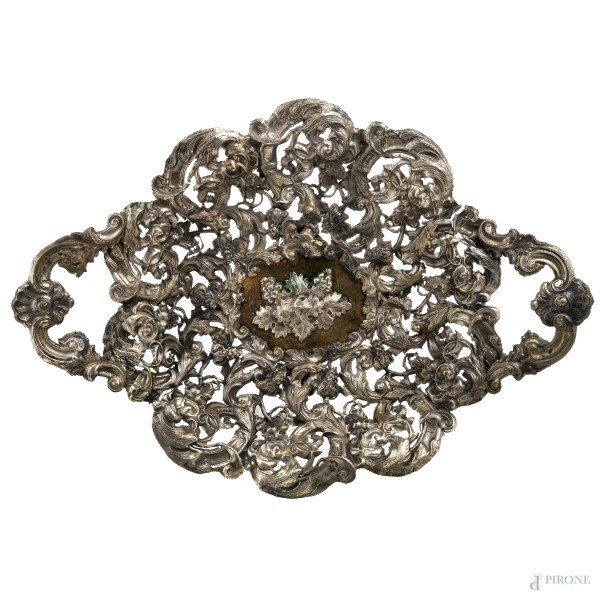 Vassoietto in argento 800/000 finemente cesellato a volute vegetali poggiante su quattro piedini, cm 5,5x30,5x21, peso gr 200, (lievi segni di usura del tempo)