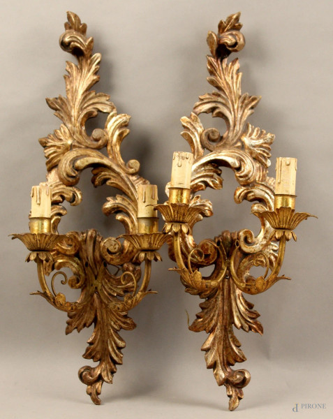 Coppia appliques a due luci in legno intagliato e dorato a mecca, XX sec, h. 52 cm.