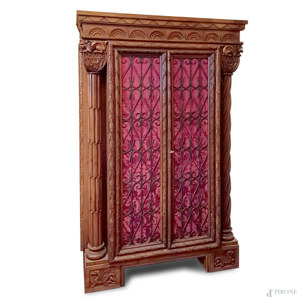 Libreria a balaustra in legno finemente intagliato. Fronte scandito da doppia anta inquadrata da colonne. Piedi a mensola con dragoni a rilievo, XX secolo, cm 190x123x51, (segni di usura, graffi, scalfiture)