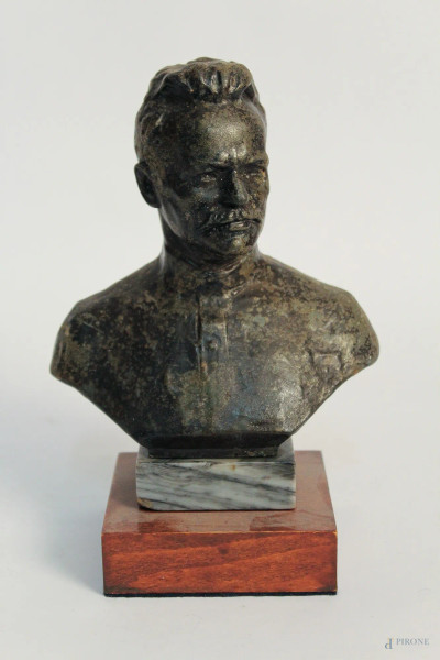 Mikhail Sholokov, busto in metallo con base in legno, firmato in cirillico, H 19 cm.