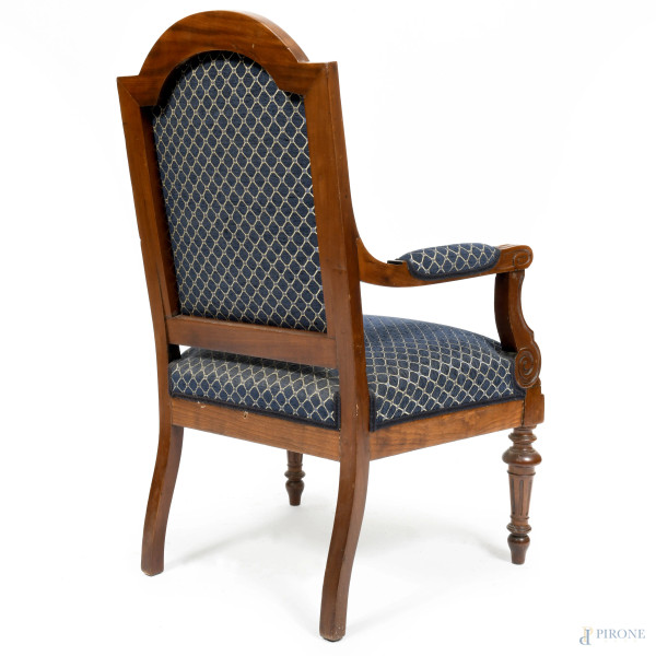 Lotto composto da due poltrone e una panchetta con struttura in legno. Sedute e schienali imbotti...