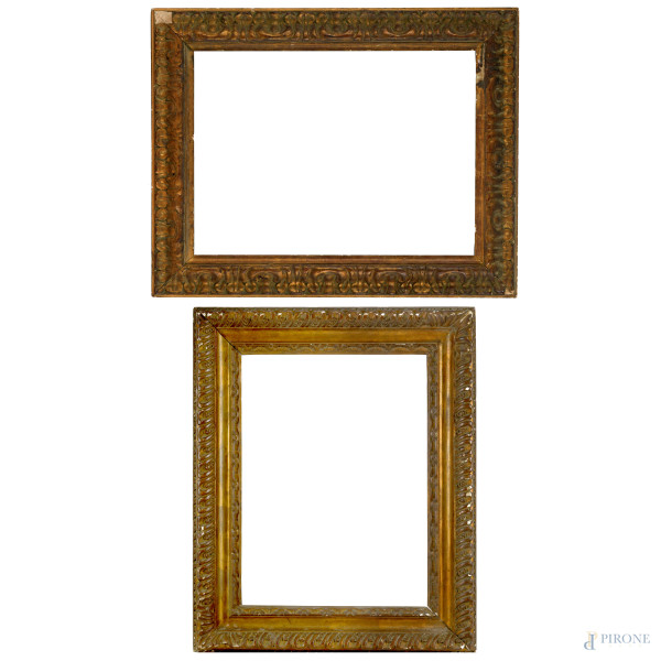 Lotto di 2 cornici in legno intagliato, XX secolo, (difetti, mancanze), ingombro cm 82x65 e 84x69, battente cm 65x48 e 63x47