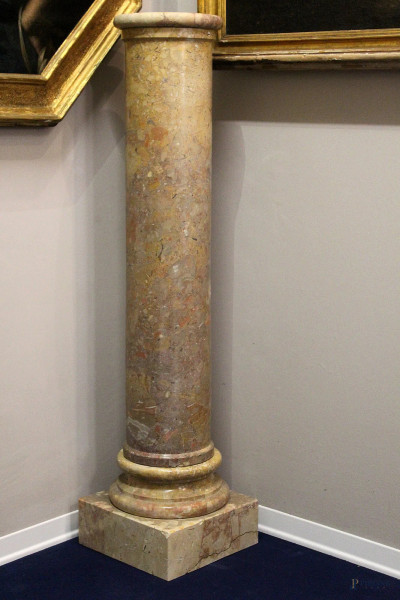 Coppia antiche colonne circolari in marmo brecciato,poggiante su base,h 130.