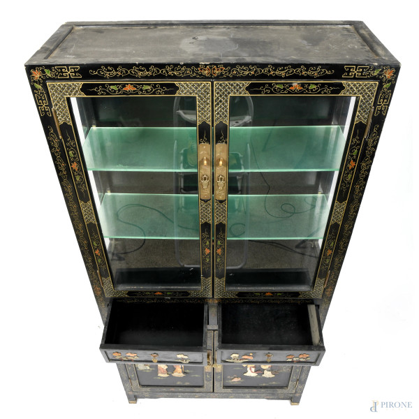 Vetrina in legno laccato e dipinto a motivi floreali e scene di genere di ispirazione orientale. ...