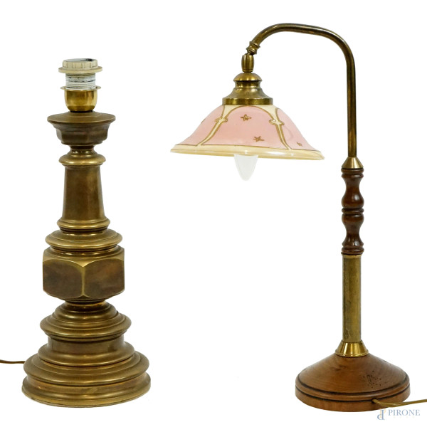 Lotto composto da una lampada da tavolo ed un'abat jour in ottone, legno e vetro, alt. max cm 50, XX secolo, (segni del tempo).
