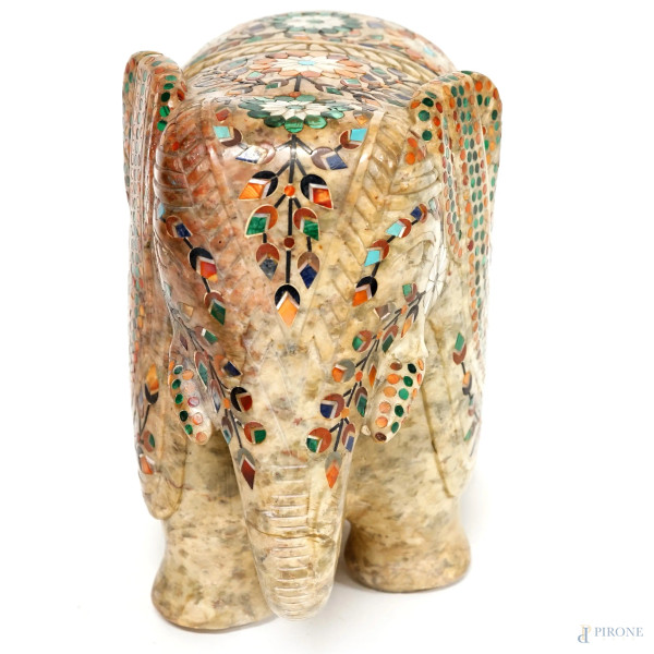 Elefante in pietra con inclusioni policrome a motivi geometrico-floreali, XX secolo, cm 16x18x10,...