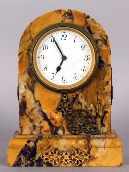 Orologio in marmo giallo con applicazioni in bronzo, altezza 13,5 cm, primi &#39;900.