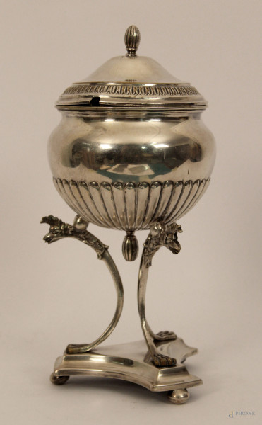 Alzata centrotavola in argento con base a tripode, h. cm 23.