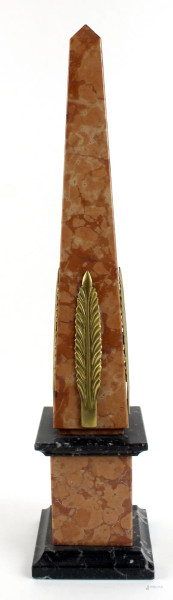 Obelisco in marmi vari, base a plinto, applicazioni in bronzo dorato, altezza cm. 42,5,  XX secolo, (difetti).