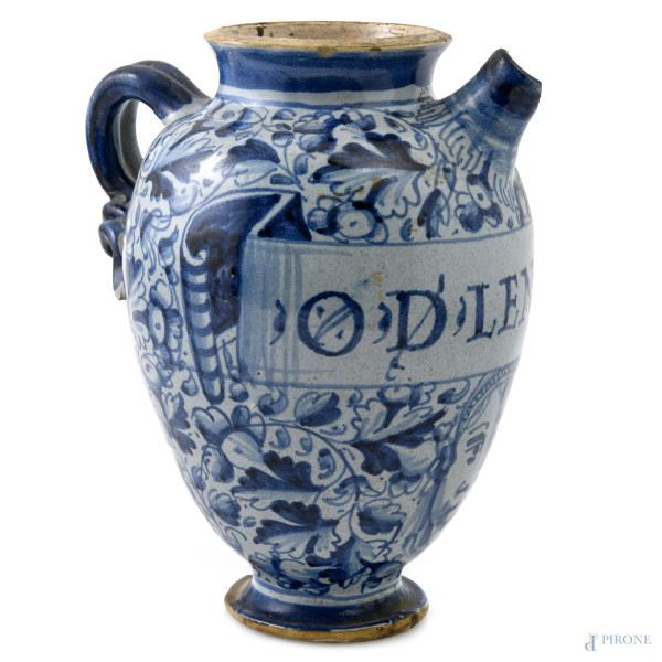 Versatoio da farmacia in maiolica decorata nei toni del bianco e del blu, XIX-XX secolo, altezza cm 23, (segni di usura, cadute di smalto, difetti, rotture)