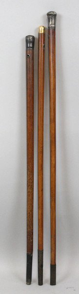 Lotto di tre bastoni da passeggio, con impugnature in metallo argentato e dorato, lunghezza max cm 93, (segni del tempo)