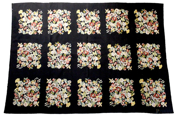 Tappeto nazionale a decoro di fiori, cm. 241x170.