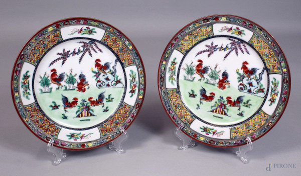 Coppia di piatti in porcellana dipinta a soggetto di galli, diametro 26 cm, Cina XX secolo.