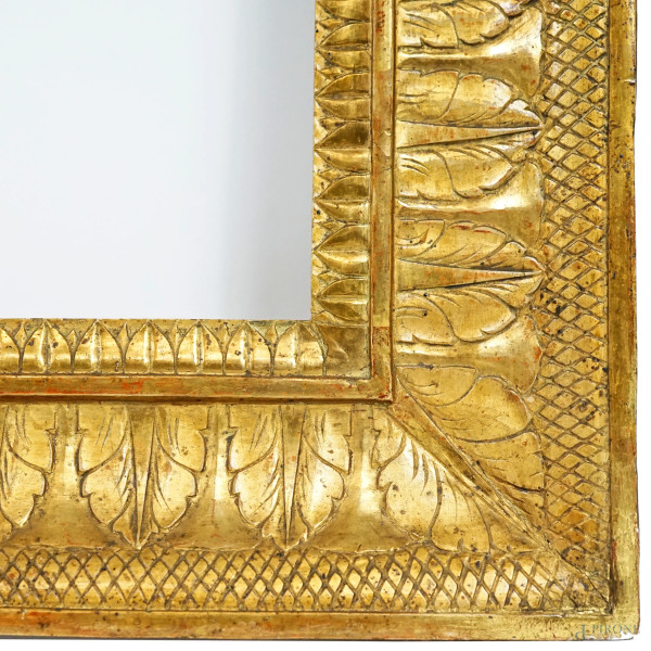 Cornice a guantiera siciliana in legno e stucco dorato, XIX secolo, ingombro cm 49,5x61,6, batten...