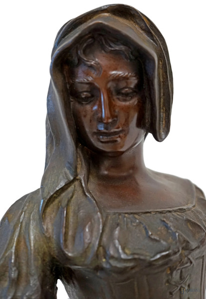 Scultura in bronzo rappresentante una contadina con due tacchini, base in marmo, XX secolo, altez...