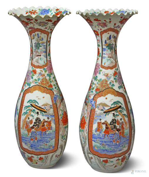 Coppia vasi a tromba in porcellana chiara a tutto decoro policromo di fiori con paesaggi e figure, arte orientale, XIX°sec., (piccola mancanza), h.92 cm.
