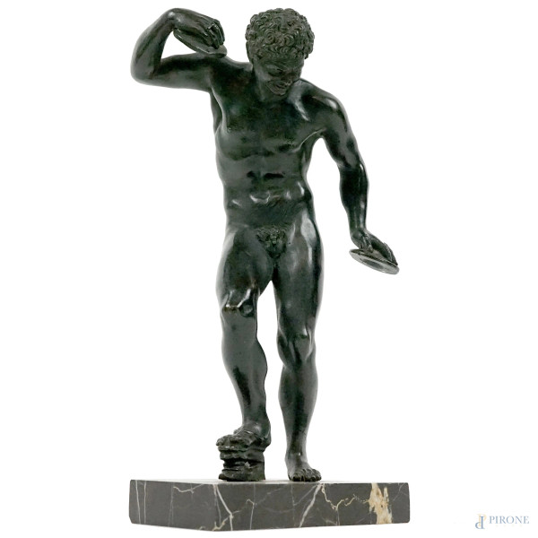 Fauno Medici, scultura in bronzo patinato, prima metà XX secolo, cm h 23, base in marmo nero, (difetti)