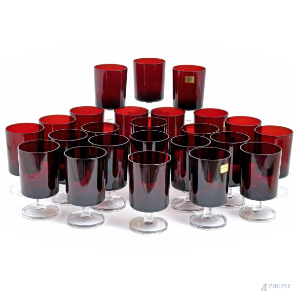 Lotto di 24 bicchieri Luminary nei toni del rosso, XX secolo, cm 11,5x7, (difetti)