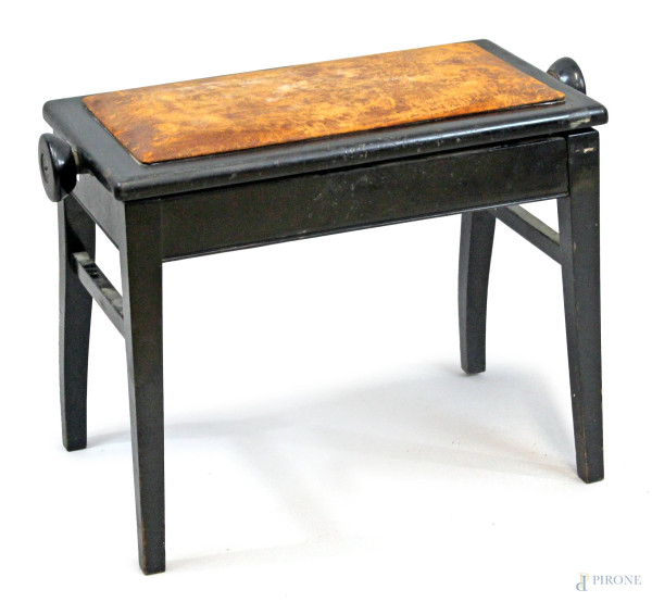 Sgabello da pianoforte in legno laccato nero, XX secolo, seduta regolabile in cuoio, poggiante su quattro gambe mosse, cm 46x31,5x61,5, (difetti).