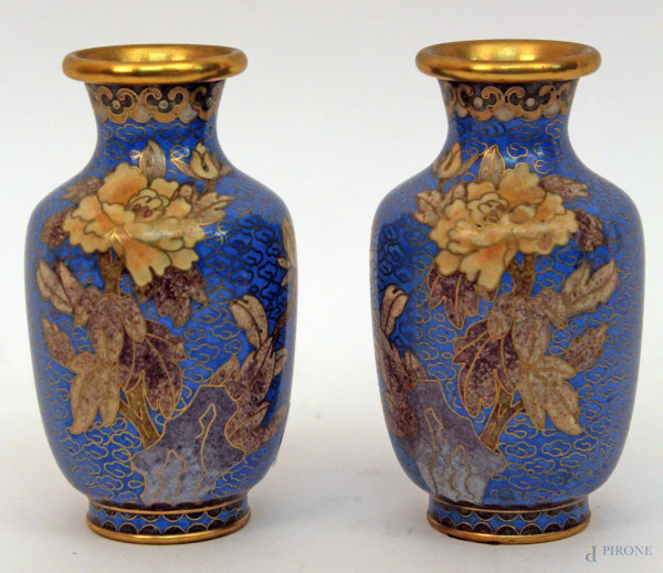 Coppia di vasi cloisonn&#232; celesti, H 10 cm.