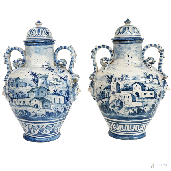 Coppia di vasi Savona in maiolica a smalto bianco e blu, decorati sul fronte a raffigurare un paesaggio, sul retro recanti marchio Lanterna e data, anse a foggia di serpentelli, cm h 50 circa, (difetti e mancanze)