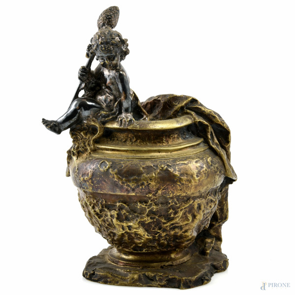 Scultura in bronzo raffigurante putto seduto su vaso, XX secolo, altezza cm 20, (segni di usura, scalfiture, difetti)