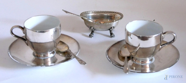 Servizio composto da due tazzine e piattini in porcellana Eschenbach argentata, una zuccheriera in argento 800 (peso gr. 39) e tre cucchiaini in argento, peso  gr.23