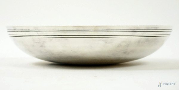 Centrotavola in metallo argentato, cm h 5,5, diam. cm 25, XX secolo.