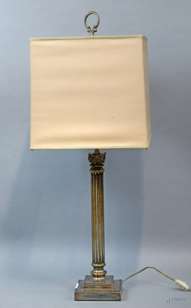 Lampada da tavolo in metallo argentato, fusto a colonna scanalata, cm. 88,5, completa di paralume, XX secolo.