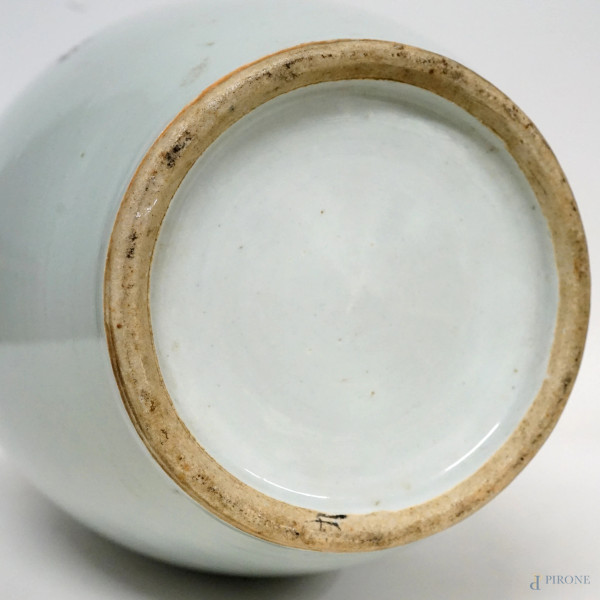 Vaso in porcellana con paesaggi dipinti, Cina, XX secolo, altezza cm 43 (restauri)