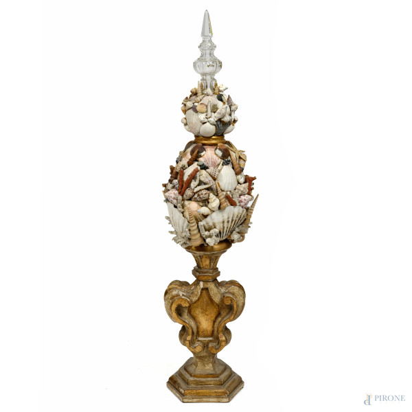 Elemento decorativo a guisa di trionfo di conchiglie su base in legno dorato e intagliato, XX secolo, altezza cm 90, (segni di usura, scalfiture, rotture, restauri, difetti)