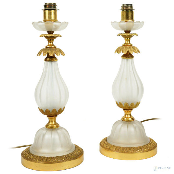 Coppia di lampade da tavolo in vetro satinato, con montature in metallo dorato, XX secolo, cm h 53