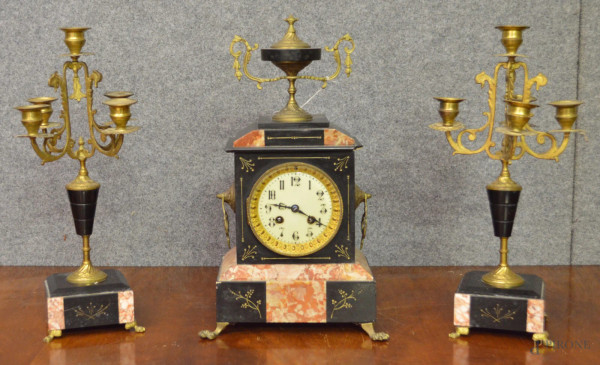 Trittico composto da un orologio e due candelabri in marmo nero del Belgio con finiture in bronzo cesellato e dorato, Francia XIX sec, h.38 cm.