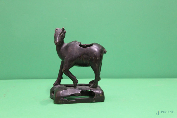 Capretta, scultura in bronzo, Cina XIX sec, h. 18 cm, (difetti).