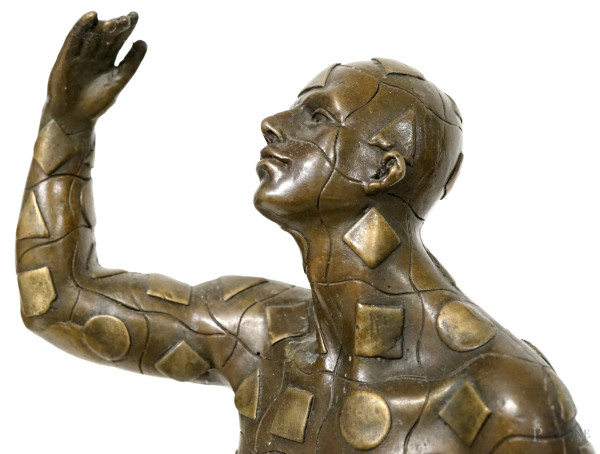 Scultura in bronzo raffigurante un uomo ricoperto di simboli geometrici, base quadrata in marmo n...
