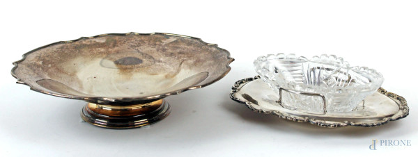 Lotto composto da un'alzata centrotavola in Sheffield e un'antipastiera in argento con vaschetta in cristallo controtagliato, misure max cm 6x15x21,XX secolo, gr. 200.