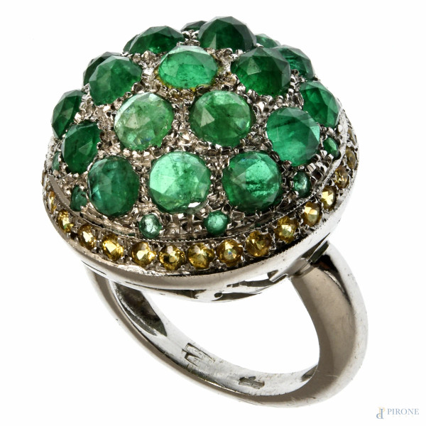 Anello in oro bianco 18 kt con centrale di smeraldi Colombia per 6,39 ct totali, zaffiri gialli 0,52 ct totali e diamanti pavè 0,40 ct totali, misura 16, peso lordo 9,2