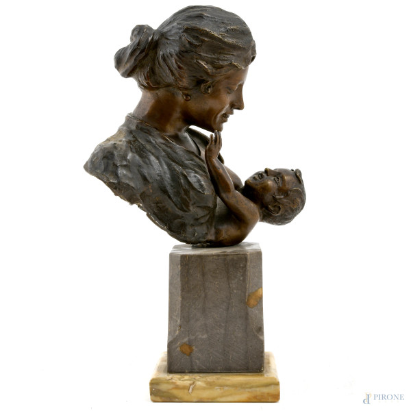 Maternità (da Vincenzo Gemito 1852-1929), XX secolo, scultura in bronzo su base in marmo, altezza cm 34, (Segni di usura, scalfiture, graffi)